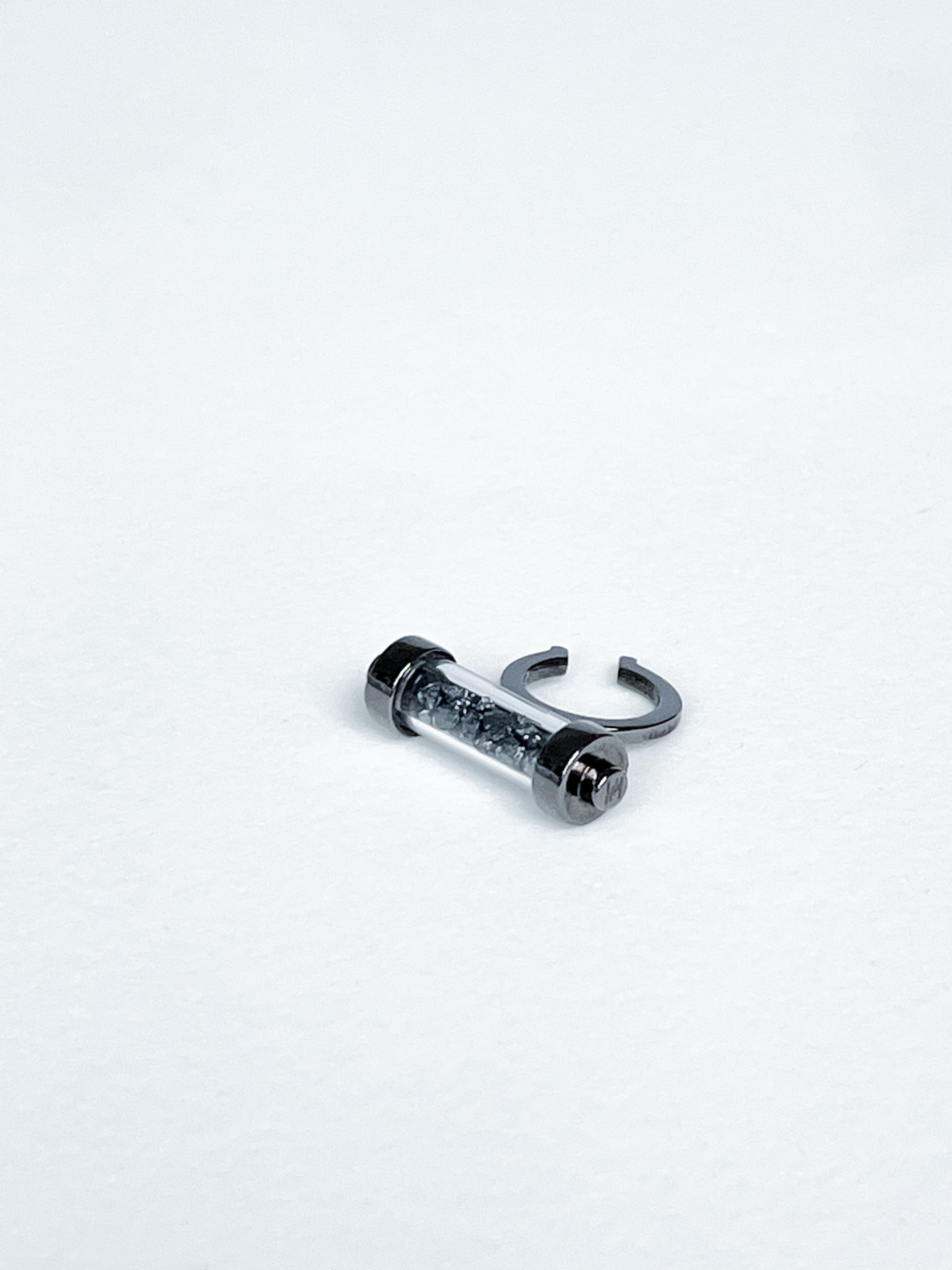 Lien Une black ear cuff |rd|